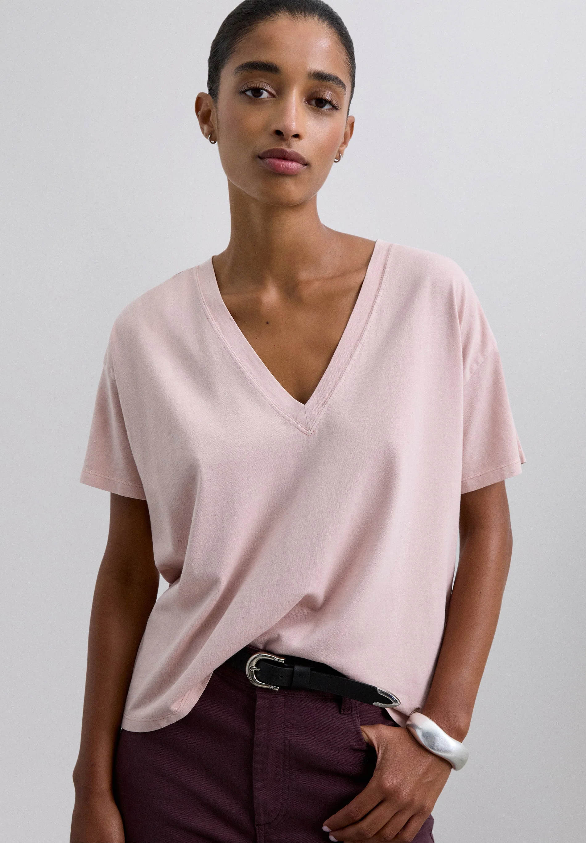 BASIC V-NECK T-SHIRT
