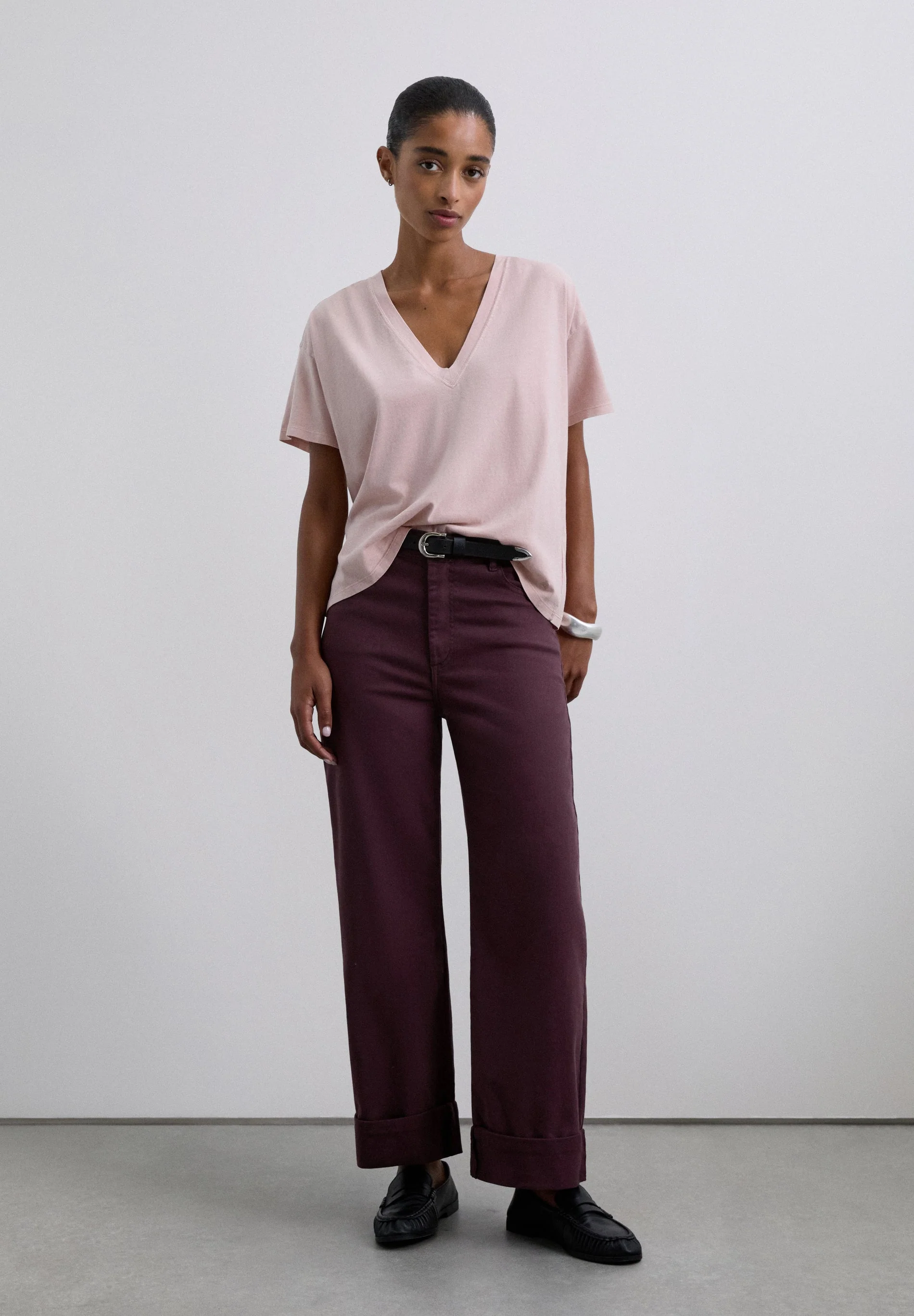 BASIC V-NECK T-SHIRT - Image 2
