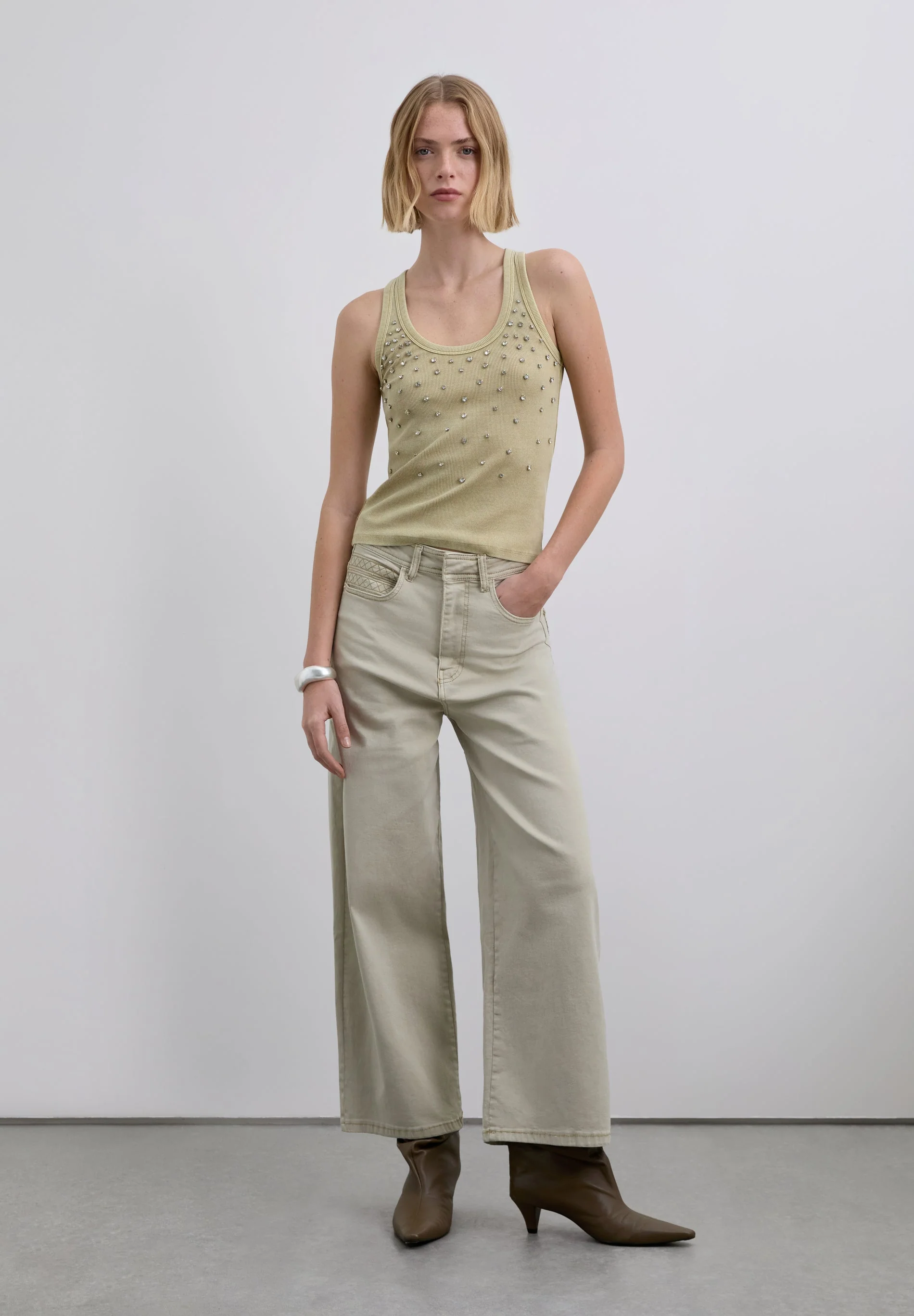 HIGH-RISE TROUSERS WITH STITCHING DETAIL