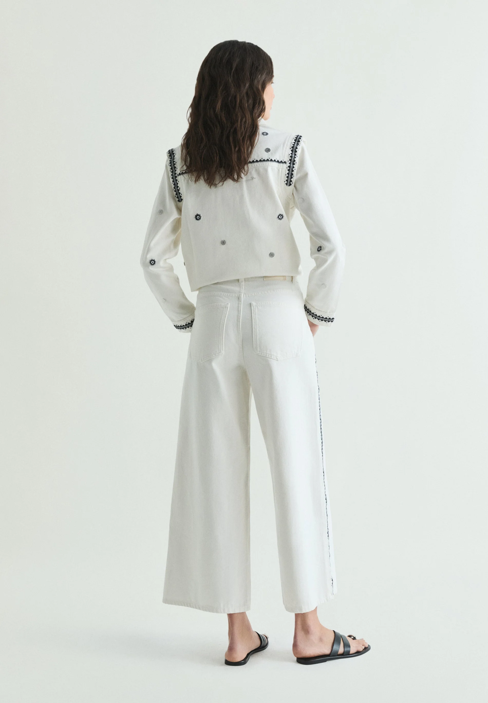 JEANS WITH CONTRAST EMBROIDERY - Image 3